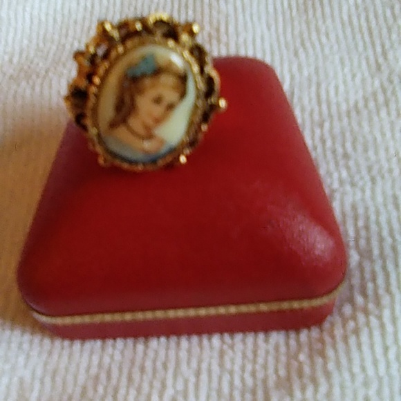 Ladies Victorian Style Cameo 17Jewel Ring Watch - Picture 12 of 12